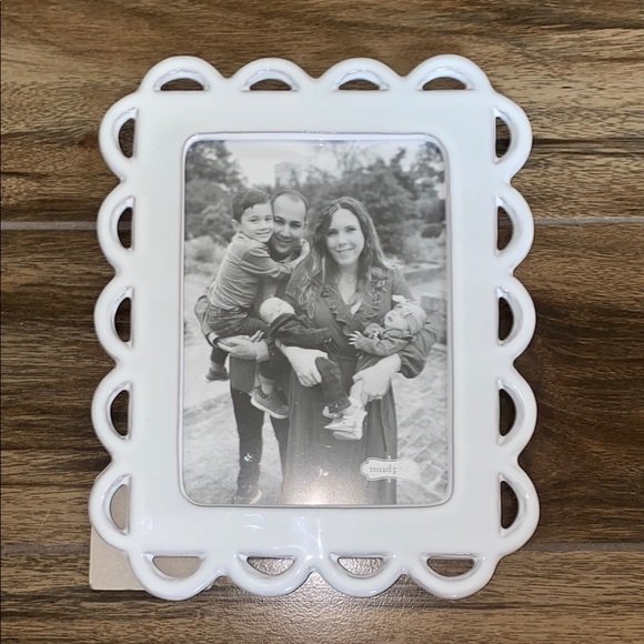 Other - 🦋White Scalloped Photo Frame!